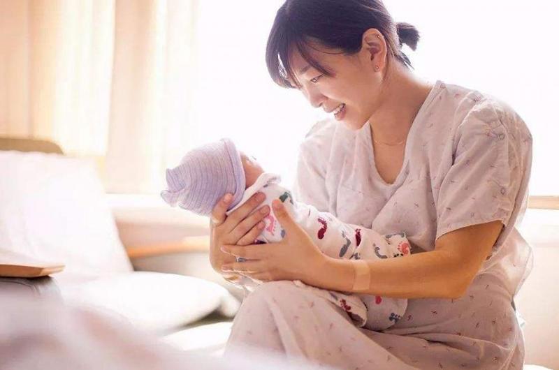 Ngoài ra, sau khi sinh, tình trạng thể chất của phụ nữ tương đối yếu, dưa hấu có tính lạnh nên nếu ăn nhiều sẽ làm hỏng lá lách và dạ dày do lạnh quá mức.
