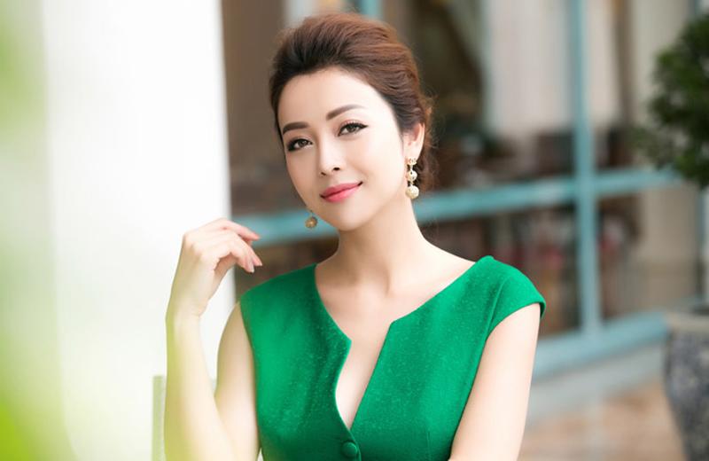 Jennifer Phạm sinh năm 1985 tại TP HCM. Năm 1988 cô theo gia đình sang Mỹ định cư. Cô đăng quang hoa hậu châu Á tại Mỹ 2006.
