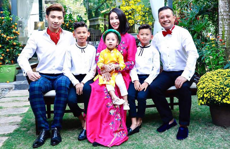 Hoa hậu sinh năm 1976 và ông xã cùng sinh với nhau 3 người con lần lượt đặt tên là Vương Khang, Vương Khôi và Viann. 
