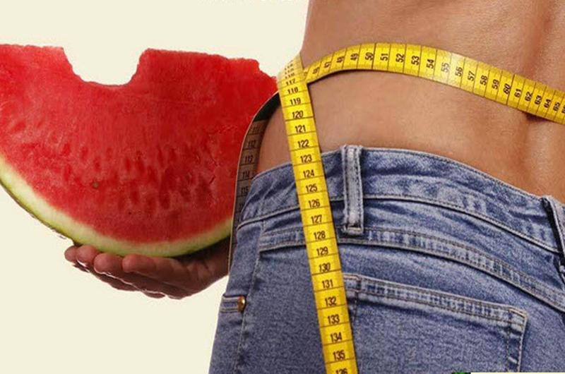 Không ăn dưa hấu lúc khuya: Dưa hấu rất giàu đường. Nếu bạn ăn quá nhiều trước khi đi ngủ vào ban đêm, nó sẽ làm tăng insulin và thúc đẩy tổng hợp chất béo. Hầu hết các chất béo mới được tổng hợp trong cơ thể con người được lưu trữ trong bụng.
