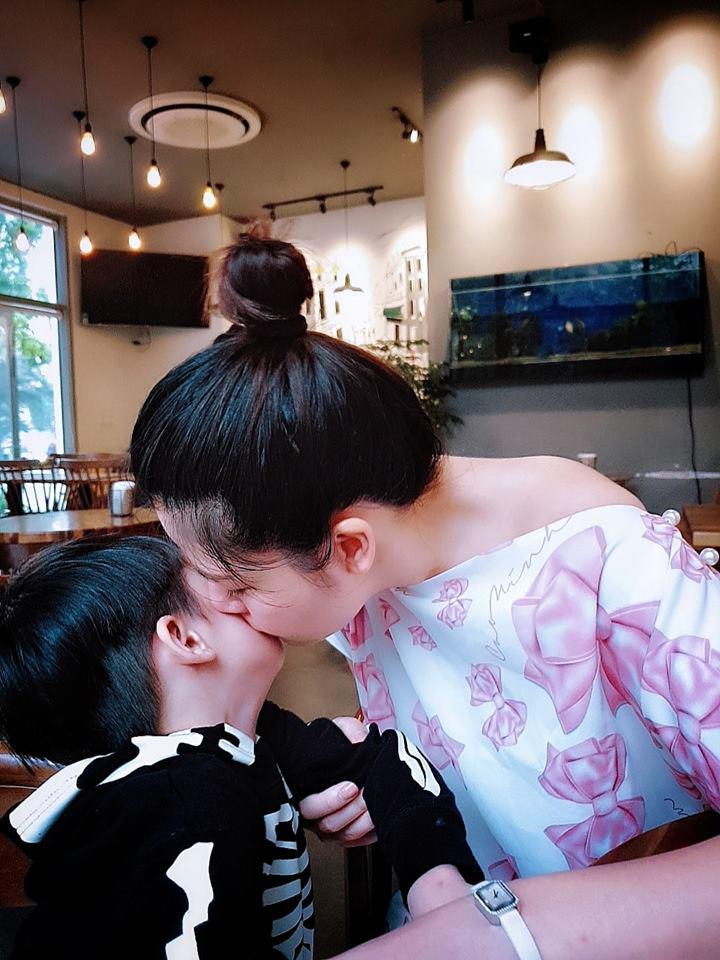 Thay gần 20 người giúp việc, nữ ca sĩ quặn tim nghe họ nói về con trai tự kỷ - 6