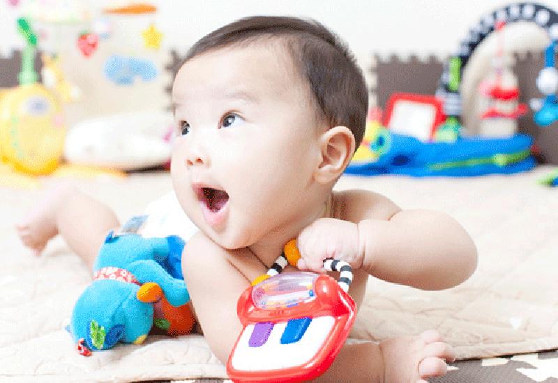Theo kết quả kiểm tra và nghiên cứu từ các chuyên gia, trong những đồ chơi này lại chứa các hóa chất không an toàn có thể gây dị ứng, nặng hơn là gây tình trạng nữ tính hóa ở bé trai và dậy thì sớm ở bé gái.
