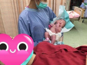 Làm mẹ - Bố chụp ảnh kỉ niệm giây phút con gái chào đời, bé bất ngờ có hành động lạ