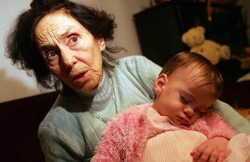Bà mẹ người Rumani, Adriana Iliescu là một trong những người lớn tuổi nhất thế giới sinh con thành công. Bà sinh con khi đang ở tuổi 66.
