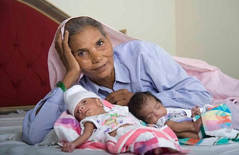 Omkari Panwar, 70 tuổi, người Ấn Độ đã hạ sinh một cặp song sinh một trai, một gái vào năm 2008, mỗi đứa trẻ nặng 1,8kg. Thời điểm sinh đôi, người phụ nữ đã có hai cô con gái trưởng thành và năm đứa cháu. 
