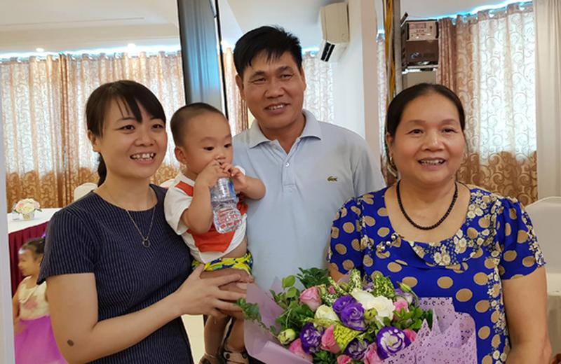 Tại Việt Nam, người mẹ lớn tuổi nhất sinh con được ghi nhận là cô Nguyễn Thị Nguyệt (sống tại Bắc Giang). Cô sinh con ở tuổi 60, khi đã về hưu. 
