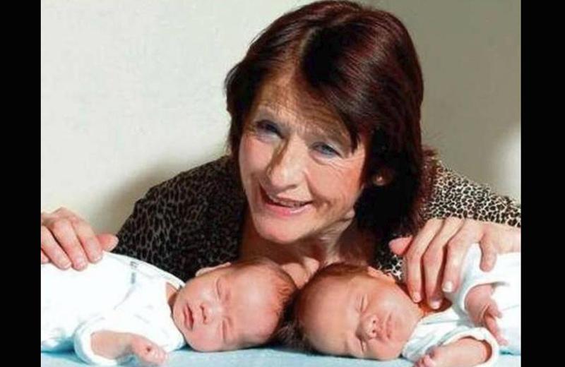 Ngày 29 tháng 12 năm 2006, tại bệnh viện ở Barcelona, Maria del Carmen Bousada Lara sinh ra cặp song sinh Paul và Christian bằng phương pháp thụ tinh nhân tạo, khi đó cô còn cách sinh nhật lần thứ 67 vài ngày.
