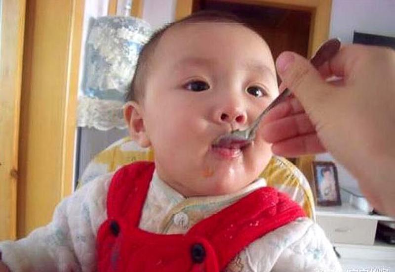 Khi Xiao Zhang đạt mốc 6 tháng tuổi, mẹ bé bắt đầu cho con ăn dặm thêm một số thực phẩm.
