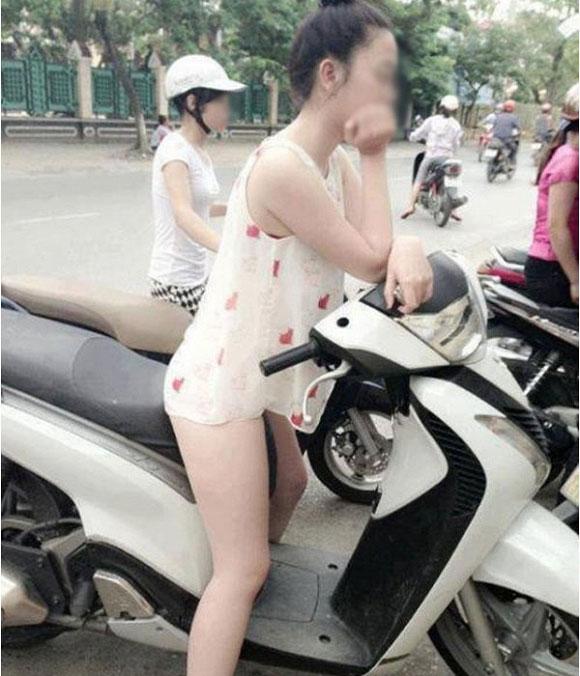 gái trẻ mạc quàn nhu khong tren pho sai gon khien nguoi di duong "nong mat" - 3