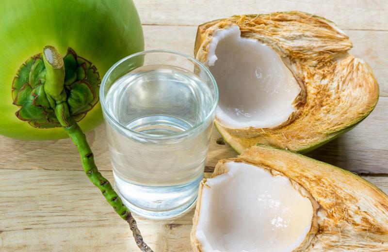 Nước dừa là loại đồ uống giải khát có nhiều lợi ích với sức khỏe của mẹ bầu. Trong nước dừa chứa nhiều vitamin A, E, C rất tốt trong việc cải thiện làn da giúp da bé yêu mịn màng, trắng hồng.
