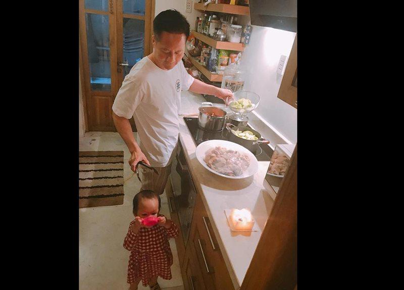 Phan Như Thảo tiết lộ, ông xã Đức An yêu thích ẩm thực và thường xuyên nấu ăn. Ngoài ra, anh cũng làm toàn bộ việc nhà, giúp vợ chăm sóc con.
