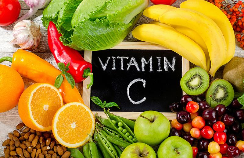 Thực phẩm chứa nhiều vitamin C  như cam, chanh, cà chua, nho, quýt… 
