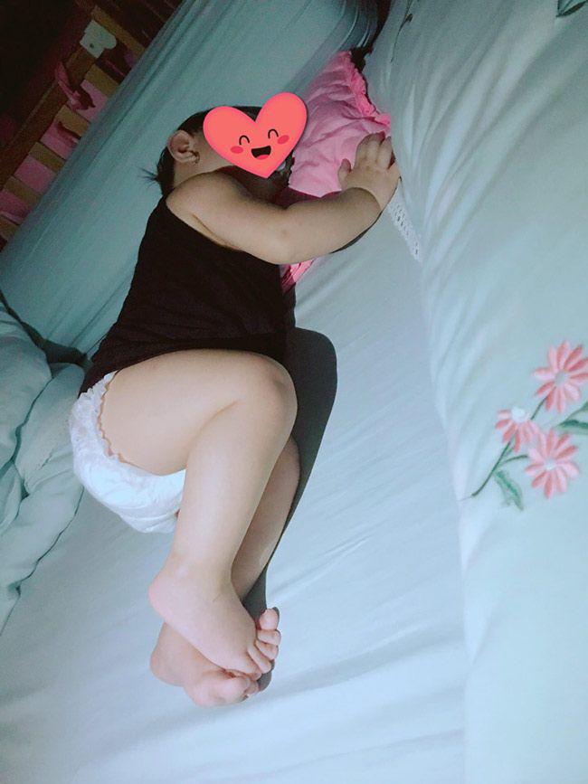 Con gái amp;#34;Hoa khôi Cà Mau vòng ba 1mamp;#34; gây sốt vì thời trang hở lưng như mẫu nhí - 4