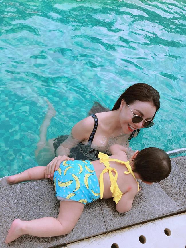 Con gái amp;#34;Hoa khôi Cà Mau vòng ba 1mamp;#34; gây sốt vì thời trang hở lưng như mẫu nhí - 8