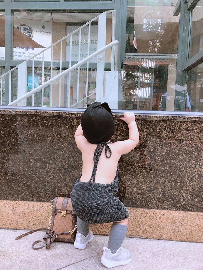 Con gái amp;#34;Hoa khôi Cà Mau vòng ba 1mamp;#34; gây sốt vì thời trang hở lưng như mẫu nhí - 11