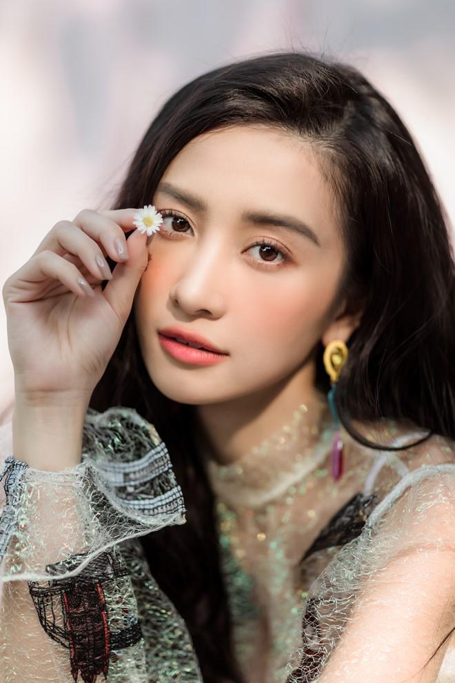 Jun Vũ ra mắt sách ảnh đầu tay đẹp ngất ngây mang tên amp;#34;Cảm ơn, ngày thanh xuân rực rỡamp;#34; - 1