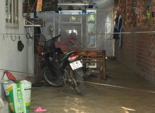 vu vo phat hien chong chet tren giuong ngu: bi an vet mau dinh tren la chuoi doc hang rao - 1