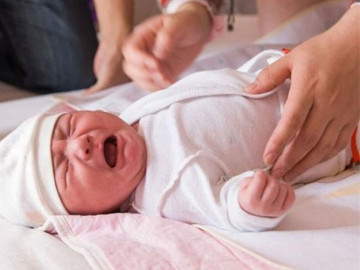 Cách chữa trẻ sơ sinh bị sôi bụng và xì hơi
