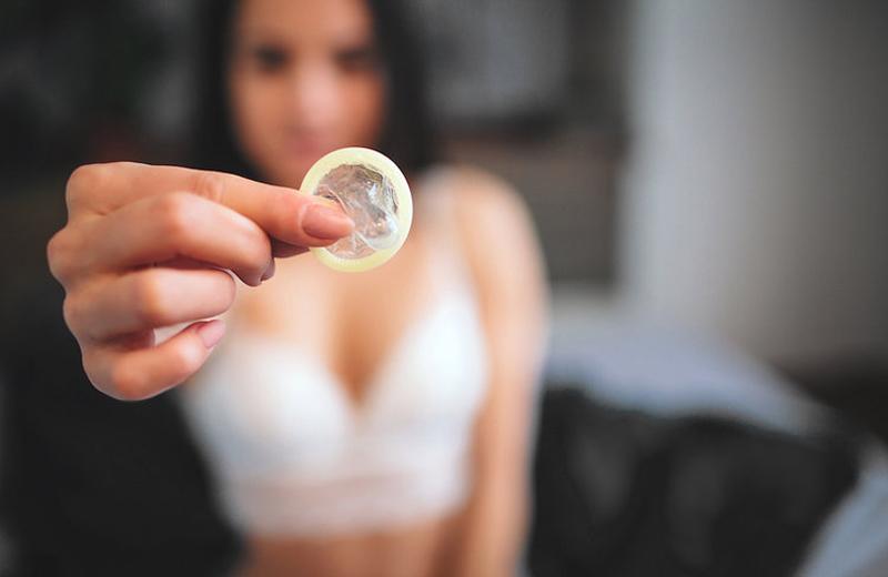 Đây là phương pháp tránh thai duy nhất có thể bảo vệ người sử dụng khỏi các bệnh lây truyền qua đường tình dục. So với các thuốc tránh thai, việc sử dụng bao cao su không phức tạp bằng.

