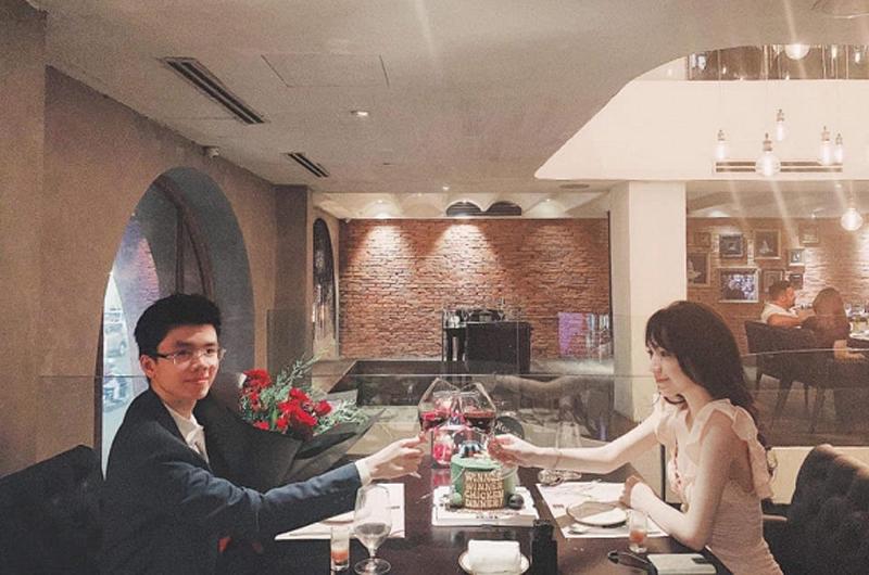 Dù kín tiếng về bản thân nhưng Phan Hoàng lại chưa bao giờ ngần ngại chia sẻ về tình yêu ngọt ngào của mình. Trên trang Instagram, Phan Hoàng liên tục chia sẻ khoảnh khắc ngọt ngào bên bạn gái xinh đẹp Khánh Hà.
