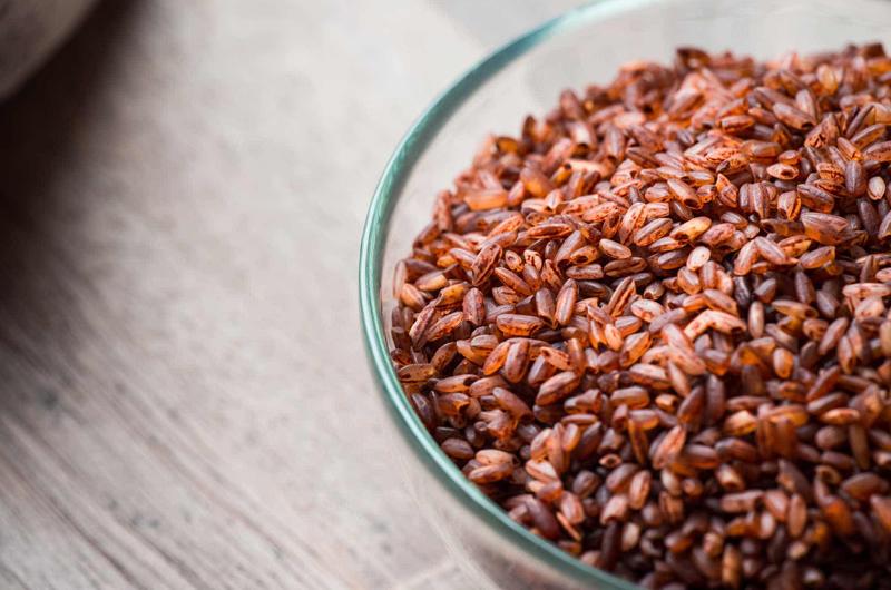 Gạo lức có chứa magiê, giúp chống giữ nước và đầy hơi. Vitamin B6 trong gạo lức giúp cơ thể tạo ra dopamine (một chất dẫn truyền thần kinh), làm giảm sự khó chịu, trầm cảm và đau ngực. 
