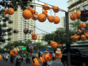 Tiêu dùng - Thú nhún lò xo Emoji 20.000 đồng gây bão ở Hà Nội, chuyên gia cảnh báo tai nạn nguy hiểm
