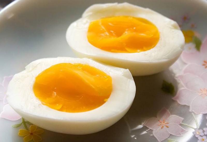 Vi khuẩn này có thể ngấm vào tận bên trong trứng.

