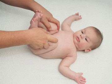 Trẻ sơ sinh bị đầy bụng, mẹ hãy làm ngay những cách này