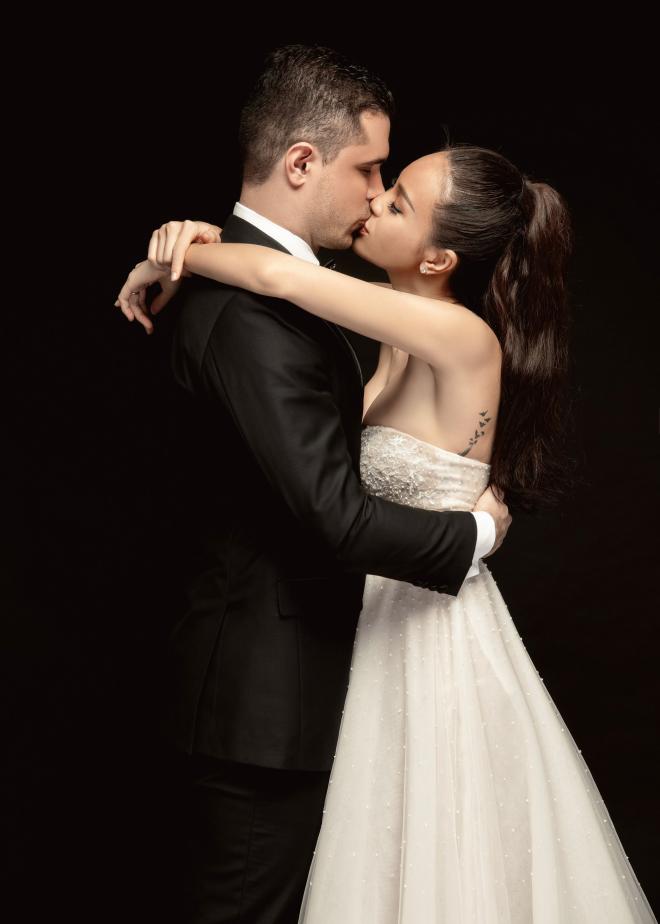 MC nóng bỏng Phương Mai hôn đắm đuối chồng sắp cưới ngoại quốc có gia thế “khủng” - 2
