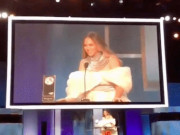 Thật bất ngờ, Nữ hoàng giải trí thế giới Beyoncé diện trang phục của NTK Việt Nam