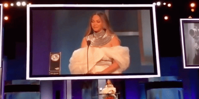 Thật bất ngờ, Nữ hoàng giải trí thế giới Beyoncé diện trang phục của NTK Việt Nam - 1