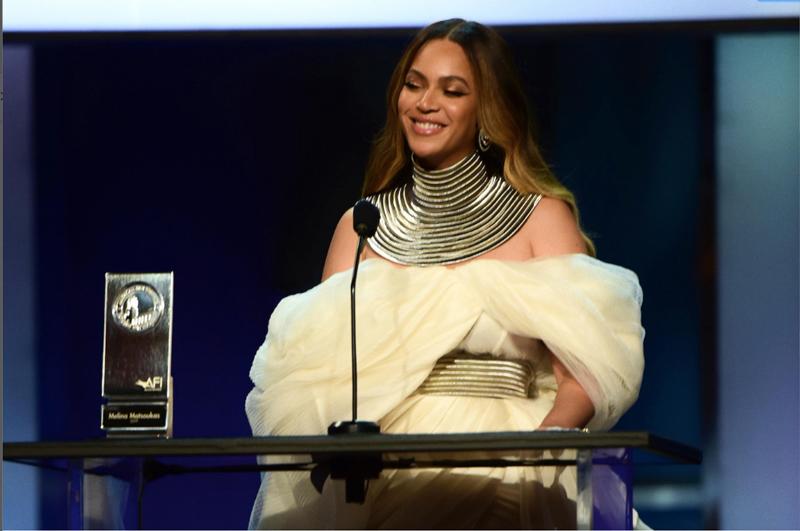 Thật bất ngờ, Nữ hoàng giải trí thế giới Beyoncé diện trang phục của NTK Việt Nam - 8