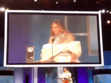 Thật bất ngờ, Nữ hoàng giải trí thế giới Beyoncé diện trang phục của NTK Việt Nam