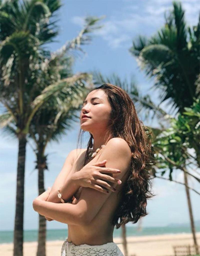 Mới đây, trên mạng xã hội, Lý Phương Châu vừa khoe hình ảnh gợi cảm khi diện bikini đi biển cùng tình mới và nhóm bạn thân.
