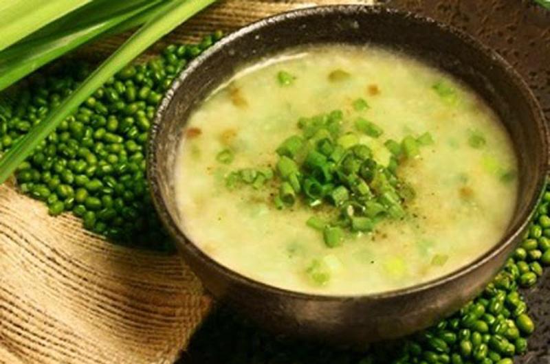 Cách ăn đậu xanh phổ biến là ăn cháo hoặc súp, làm bột đậu xanh cũng là một lựa chọn tốt.

