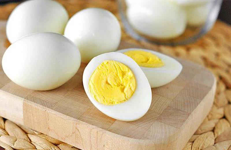 Tuy trứng bổ nhưng mẹ cũng chỉ nên ăn 2-3 quả/tuần vì ăn trứng nhiều có thể bị đầy bụng. 
