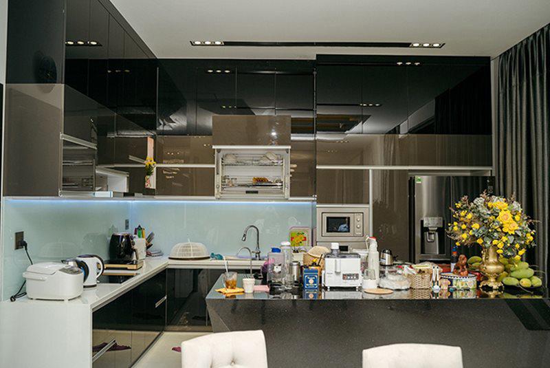 Khu vực nhà bếp cũng được nam diễn viên chăm chút rất kĩ, thiết kế sạch sẽ, thoáng mát và đầy đủ tiện nghi.
