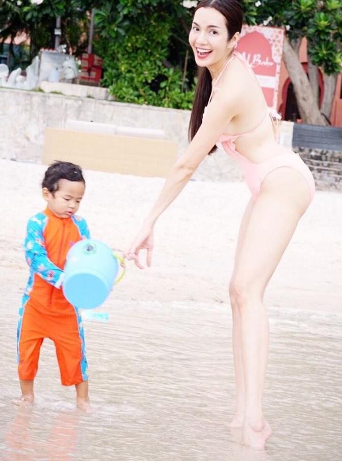 Mẹ bầu khỏa thân gây sốt mạng đã đẻ con, khoe ảnh ngực trần cho con bú đẹp ngỡ ngàng - 9