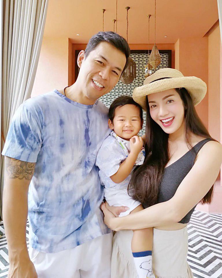 Mẹ bầu khỏa thân gây sốt mạng đã đẻ con, khoe ảnh ngực trần cho con bú đẹp ngỡ ngàng - 16