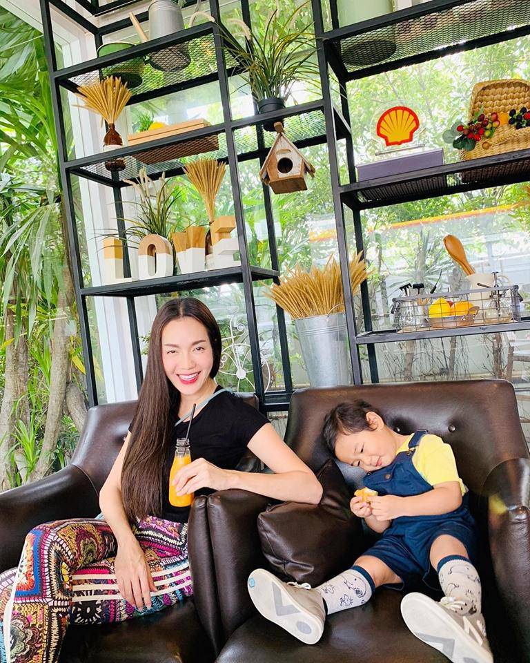 Mẹ bầu khỏa thân gây sốt mạng đã đẻ con, khoe ảnh ngực trần cho con bú đẹp ngỡ ngàng - 5