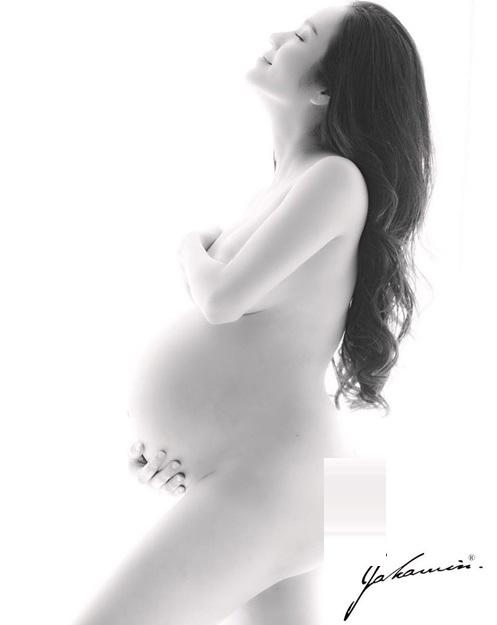 Mẹ bầu khỏa thân gây sốt mạng đã đẻ con, khoe ảnh ngực trần cho con bú đẹp ngỡ ngàng - 1