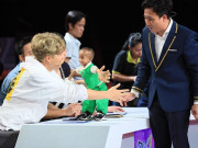 Giải trí - Sao Việt sửng sốt trước cậu bé tí hon có thật trên đời, "nuôi mãi không chịu lớn"