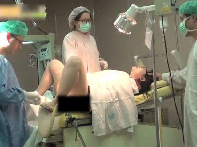 Chồng bên ngoài, sản phụ giật mình vì bác sĩ đột ngột cho tay vào tử cung