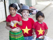 Sao Việt - HH Trần Phương Hà lên vùng cao Yên Bái thăm hỏi, trao quà cho người nghèo