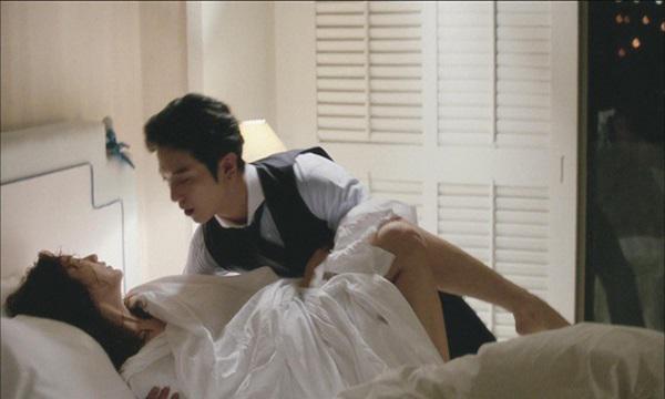 tim thay bao cao su trong thung rac, toi lang nguoi khi chong sap cuoi quy sup duoi chan - 2