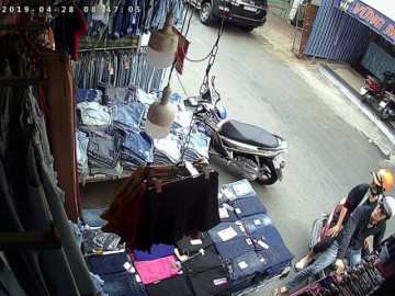 Choáng váng cảnh đôi nam nữ cướp quần jeans ở chợ Hạnh Thông Tây