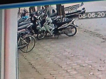 Chứng kiến màn bẻ khóa trộm SH chưa đến 2 giây ngay giữa phố Hà Nội