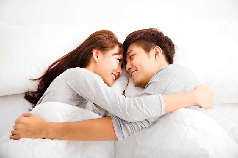 Bạn trằn trọc mỗi khi đêm về? Hoạt động tình dục giúp cơ thể tiết hormone oxytocin, hormone này giúp bạn tận hưởng một giấc ngủ thoải mái, yên lành. Trong thời gian dài nếu không có những lần yêu thì lúc đó có thể gặp vấn đề về giấc ngủ.
