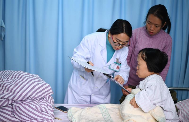 Sau khi quyết định giữ con lại, chị Lan được khuyên nên đến bệnh viện lớn trên thành phố để theo dõi thai kỳ. Vì vậy khi được 27 tuần, hai vợ chồng chị thuê một nhà trọ gần bệnh viện nhân dân Quảng Tây để tiện cho việc thăm khám, sinh nở. 
