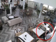 Clip Eva - Thanh niên trộm laptop của khách trong quán cà phê nhanh như chớp